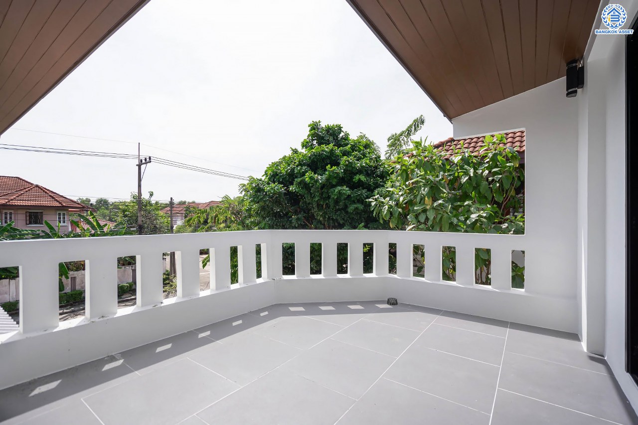 บ้านมือสองตกแต่งใหม่ โครงการ เมืองเอก โครงการ8  วิภาวดี-รังสิต บ้านเดี่ยวหลังใหญ่ บนเนื้อที่ 105 ตร.ว. พื้นที่ใช้สอยเยอะถึง 444 ตร.ม. พร้อมฟังก์ชัน 3 ห้องนอน 5 ห้องน้ำ 1 ห้องอเนกประสงค์ 1 ห้องแม่บ้าน จอดรถได้ 2 คัน สุดยอดทำเล เชื่อมต่อทุกการเดินทาง ใกล้จุดขึ้นทางด่วน "ศรีสมาน" และมหาวิทยาลัยรังสิต